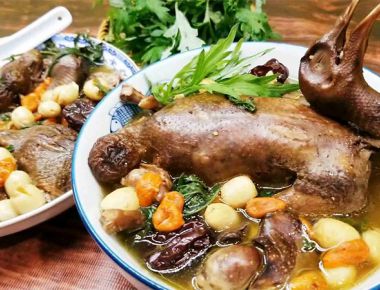 Cách nấu bồ câu hầm hạt sen bổ dưỡng cho bà bầu